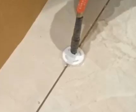 韩城瓷砖空鼓维修公司专业解答瓷砖在铺贴过程中，如果没有涂抹均匀到位的粘结材料（如水泥砂浆或瓷砖胶），可能会导致以下问题